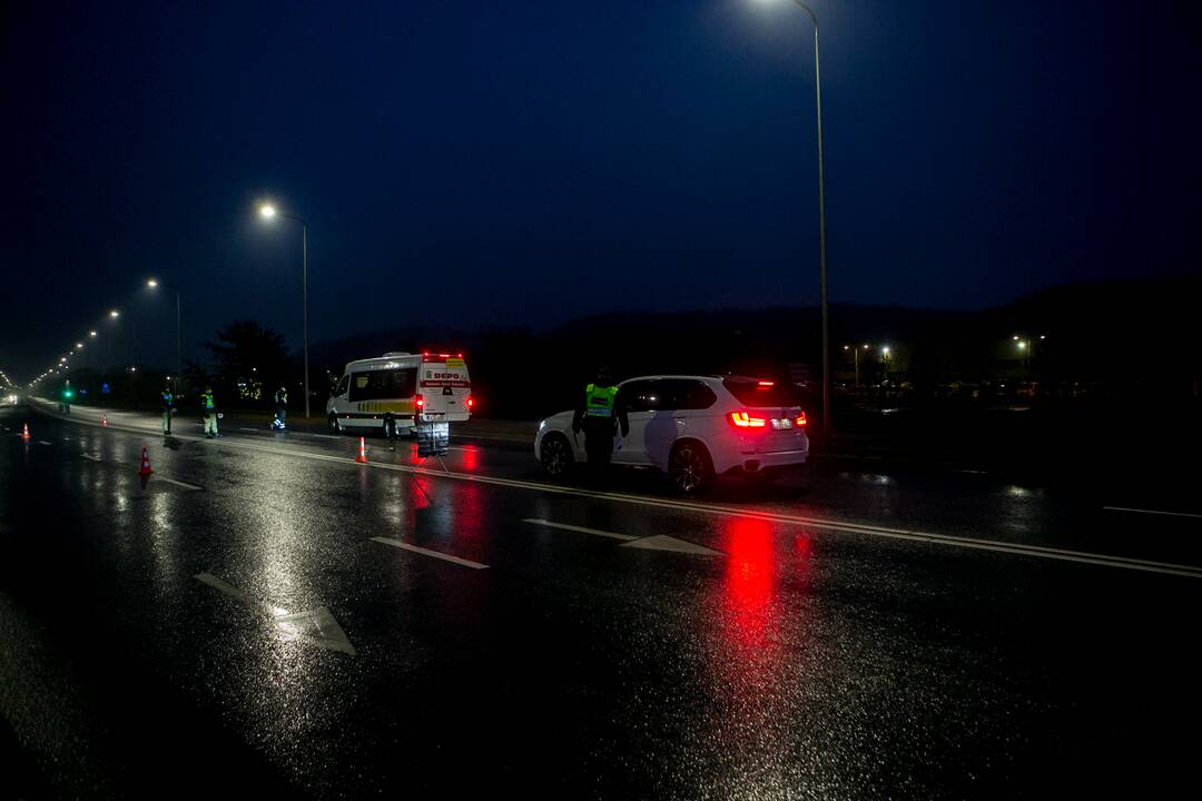 Šventiniai blokpostai Kaune: pareigūnai vykdo vairuotojų kontrolę