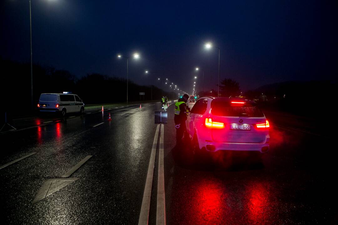Šventiniai blokpostai Kaune: pareigūnai vykdo vairuotojų kontrolę