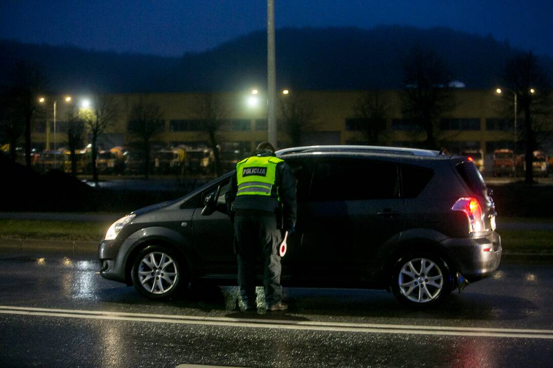 Šventiniai blokpostai Kaune: pareigūnai vykdo vairuotojų kontrolę