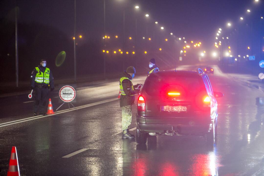 Šventiniai blokpostai Kaune: pareigūnai vykdo vairuotojų kontrolę