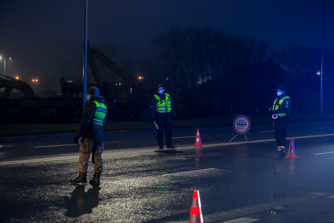 Šventiniai blokpostai Kaune: pareigūnai vykdo vairuotojų kontrolę