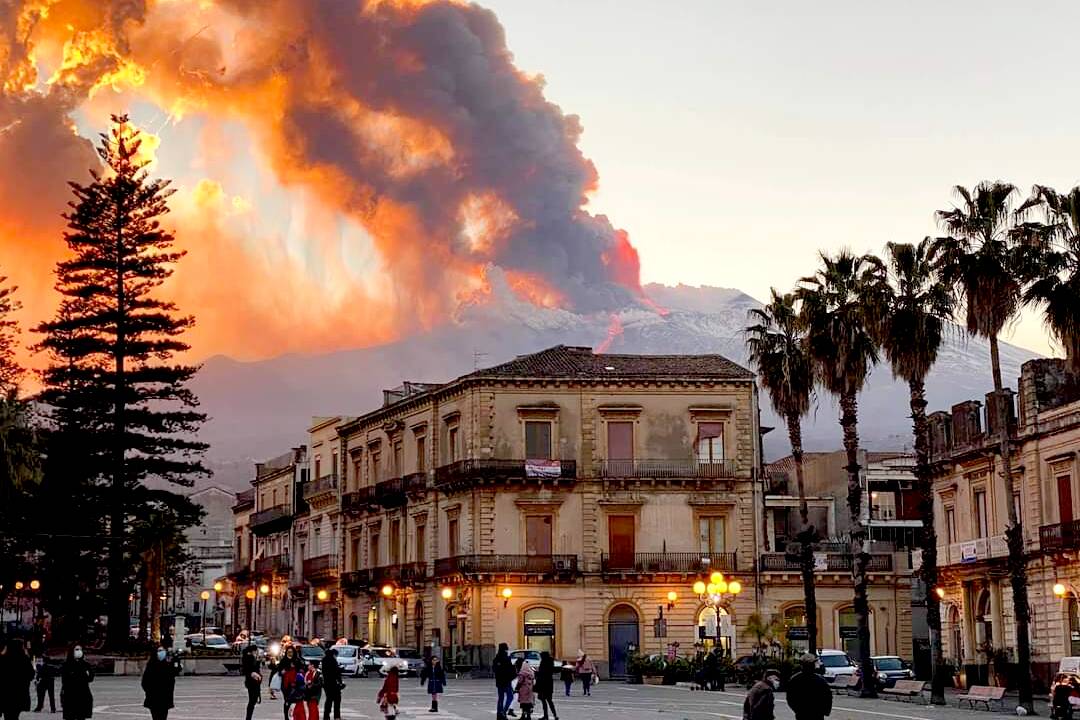 Etna per įspūdingą naują išsiveržimą spjaudė lavą, dūmus ir pelenus