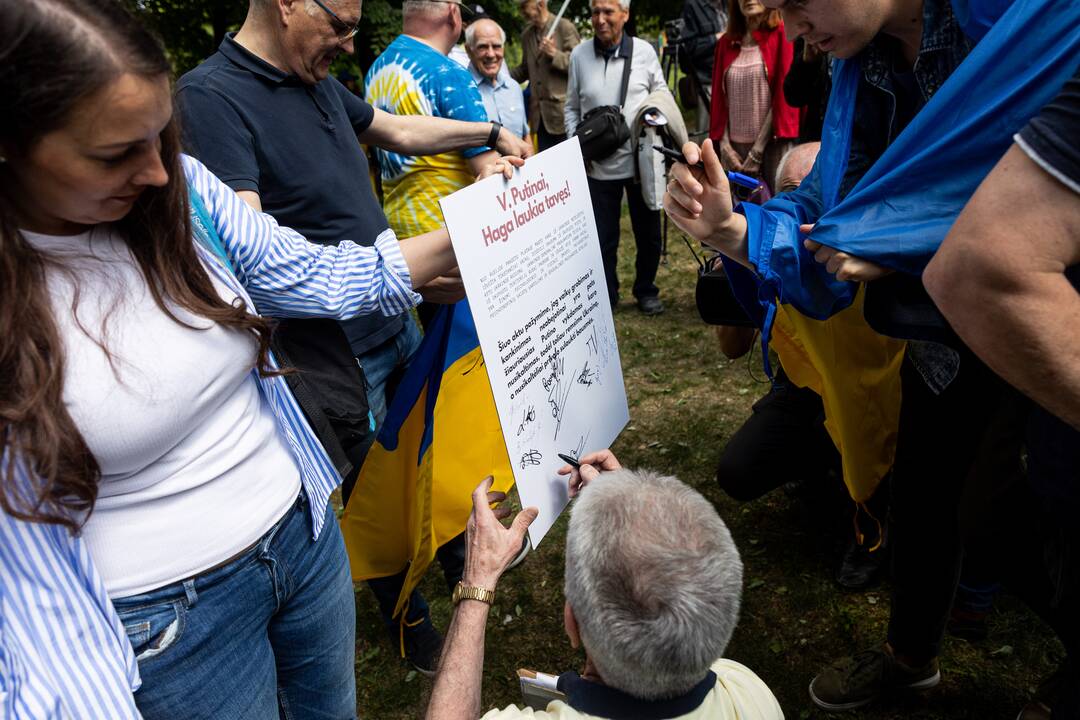 Protestas prie Rusijos ambasados dėl Ukrainoje grobiamų vaikų