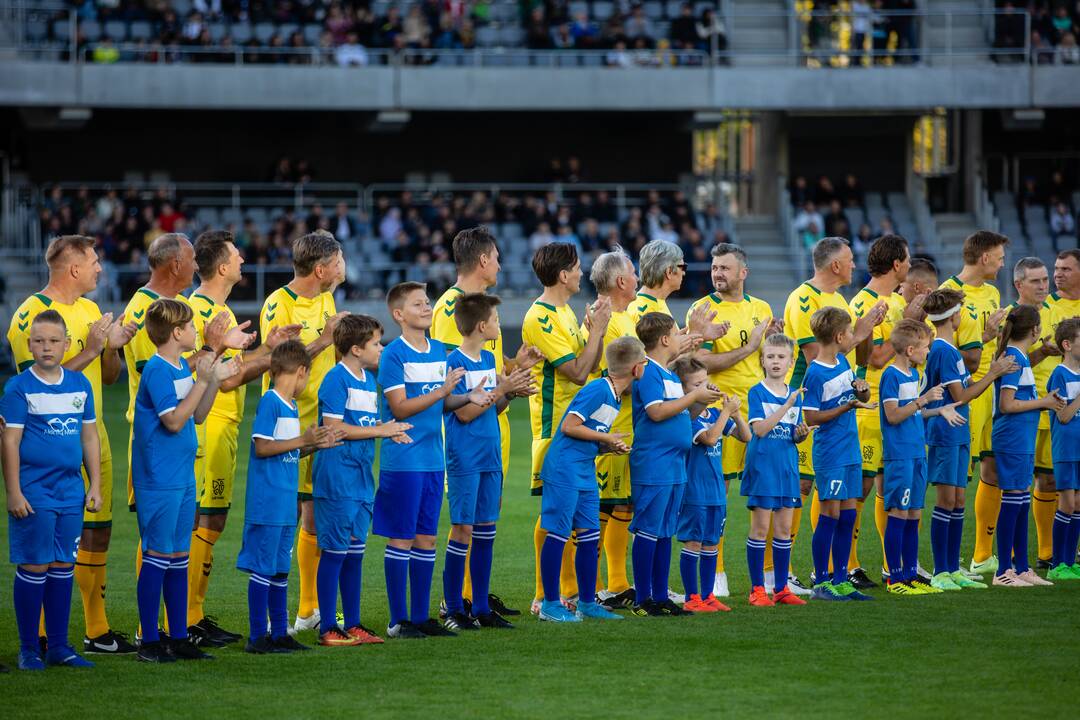  Pasaulio futbolo legendų rungtynės su legendiniais Lietuvos futbolininkais