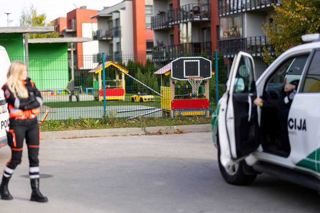 Ant stogo Vilniaus lopšelyje-darželyje rasti įtartini paketėliai
