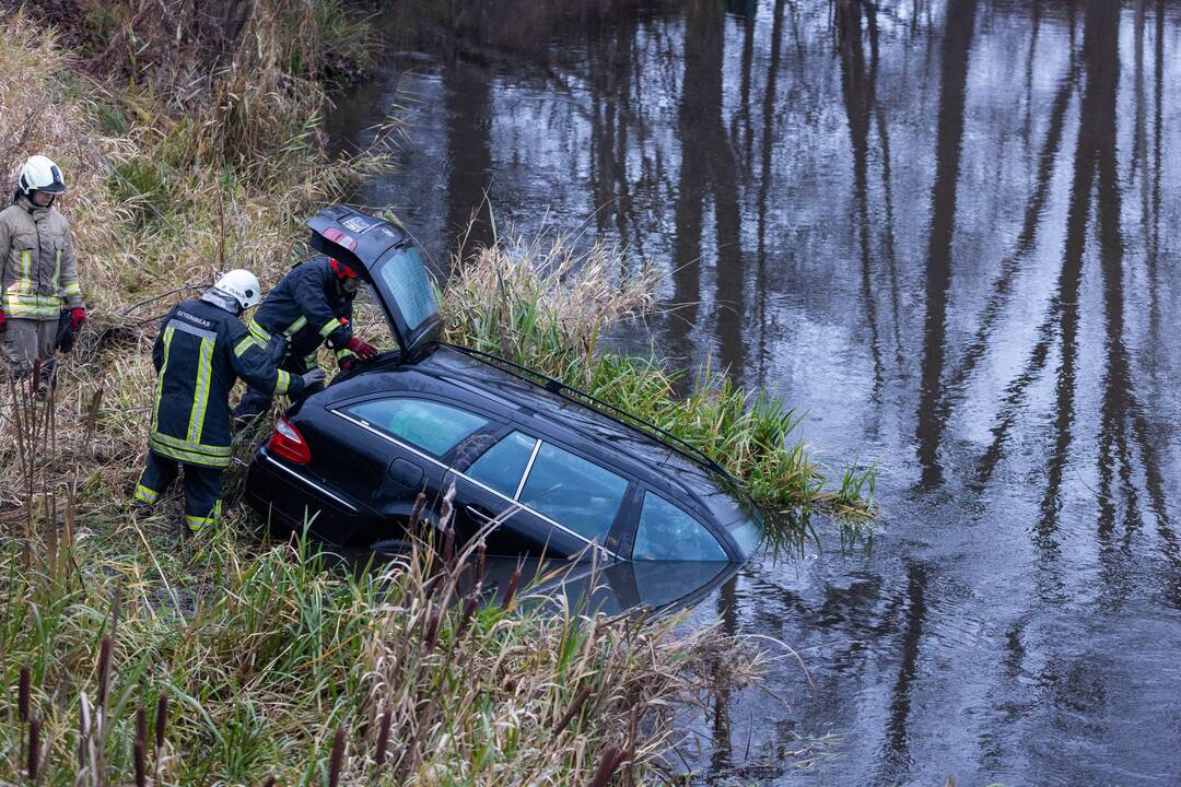 Į upę ties Grigiškėmis įlėkė automobilis