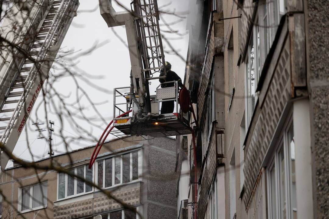 Keturis butus Viršuliškių daugiabutyje surijo liepsnos