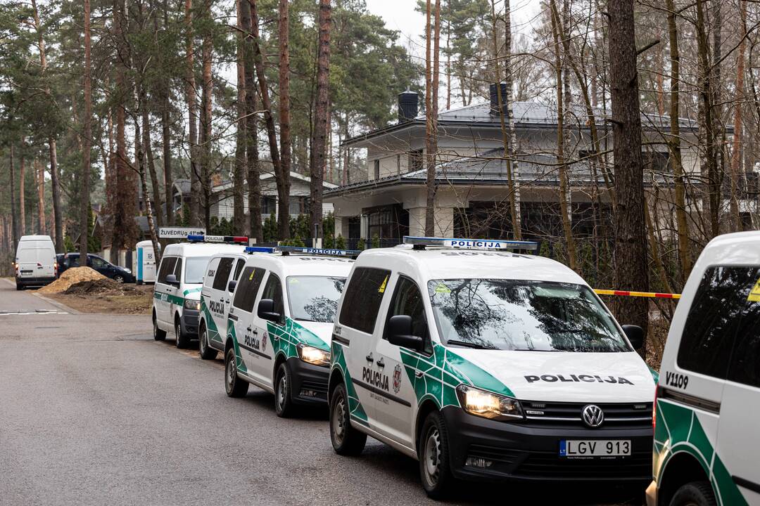 Prie L. Volkovo namų dirba policijos pareigūnai