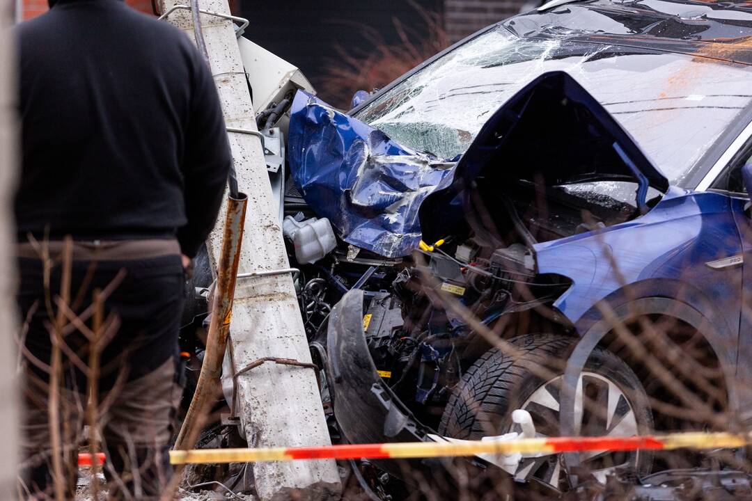 Vilniuje girtas „Volkswagen“ vairuotojas taranavo elektros stulpą