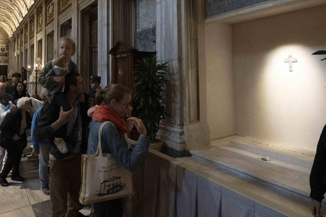 Prie popiežiaus Pranciškaus kapo – minios žmonių