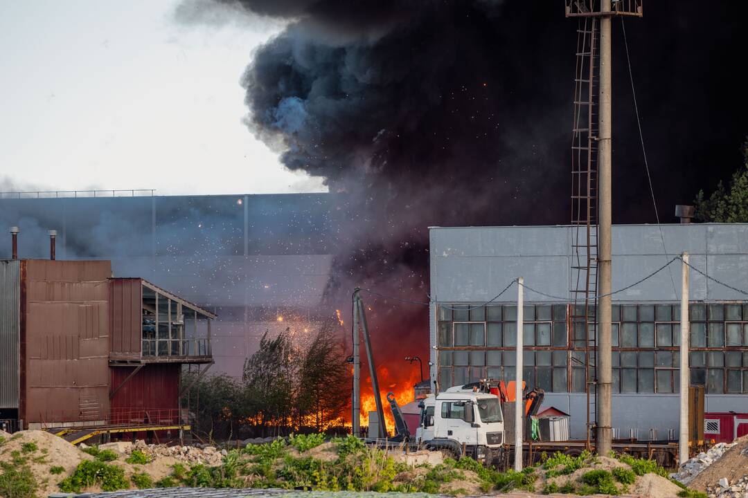 Gaisras atliekų tvarkymo gamykloje „Energesman“