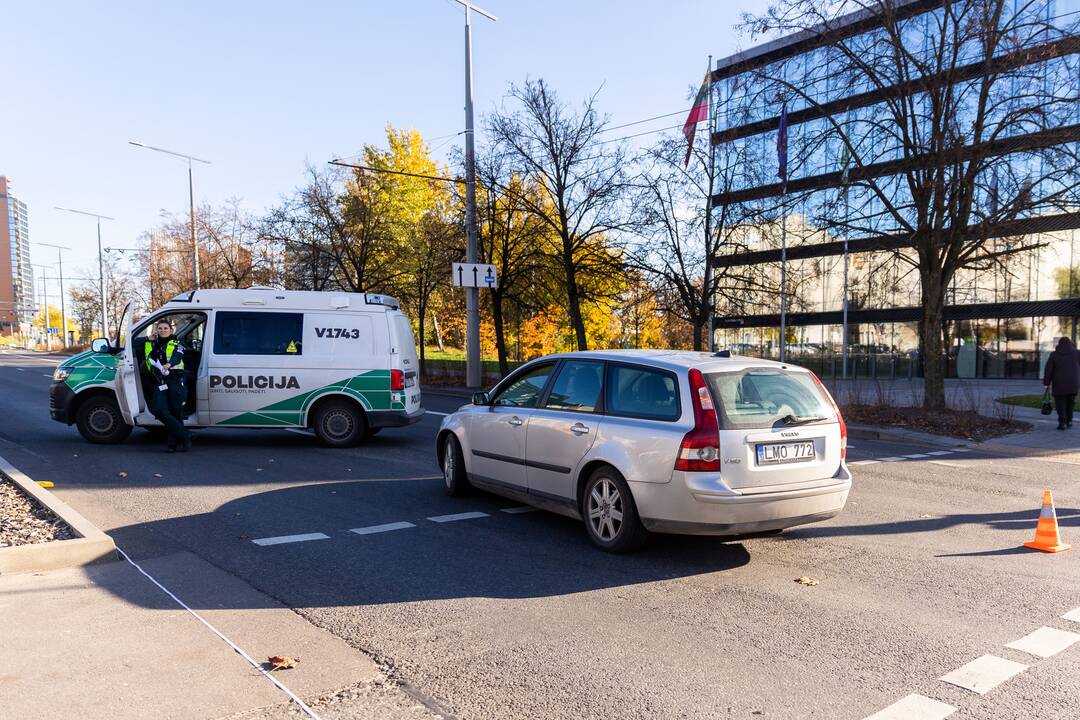 Vilniuje automobilis partrenkė vežimėlį su kūdikiu