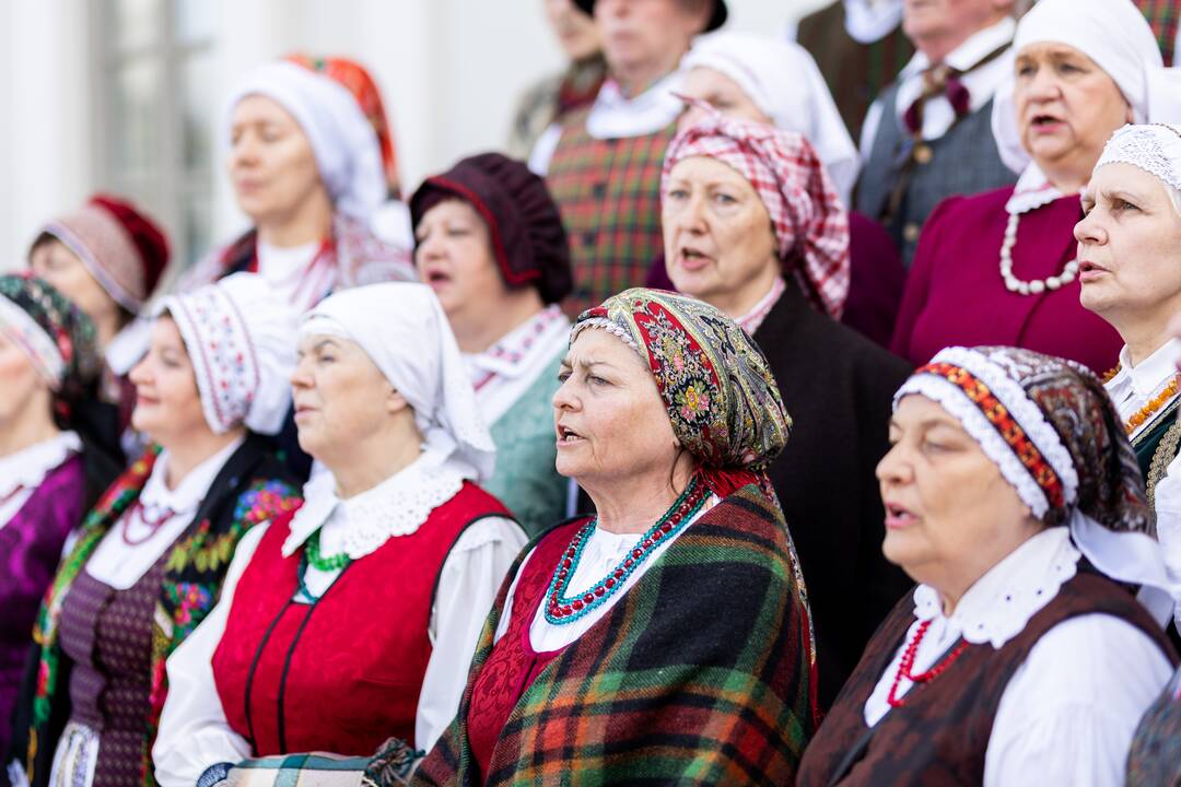 Saulėgrąžų sodinimo akcija Tuskulėnų rimties parke