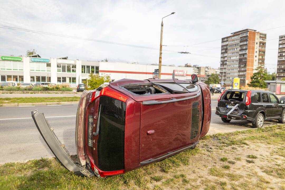 Vilniuje – girta moteris rėžėsi į šešis automobilius