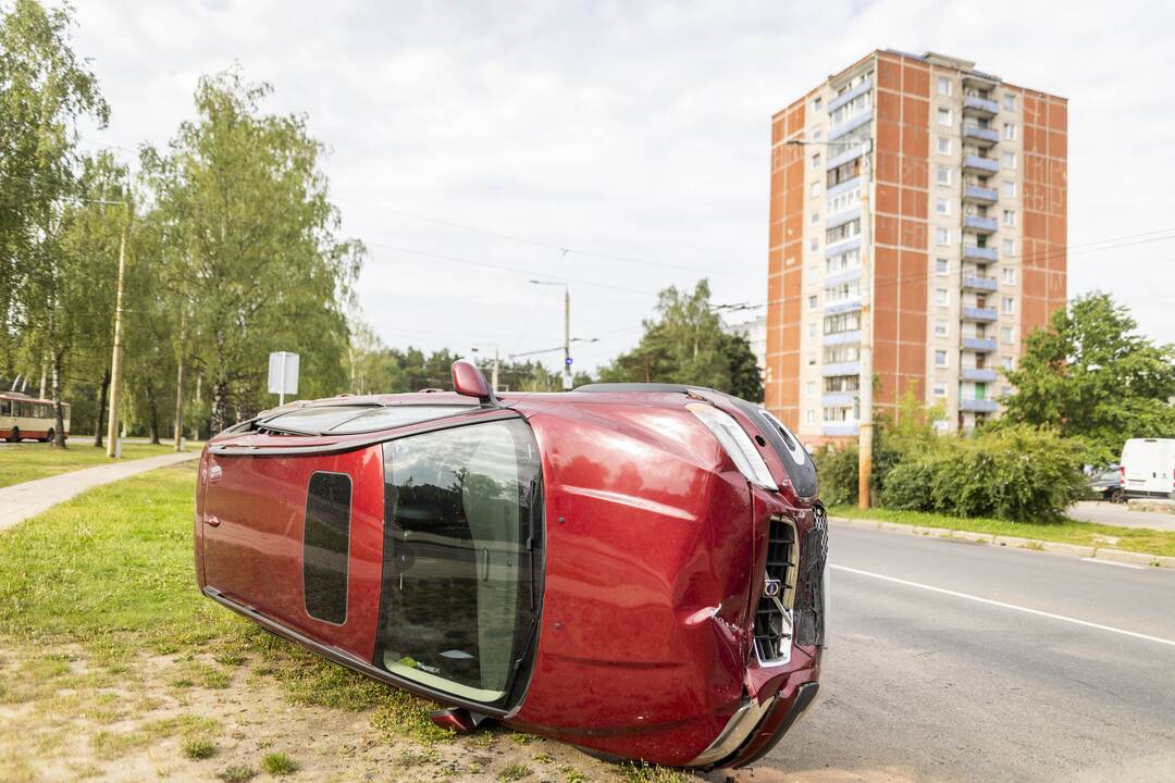 Vilniuje – girta moteris rėžėsi į šešis automobilius