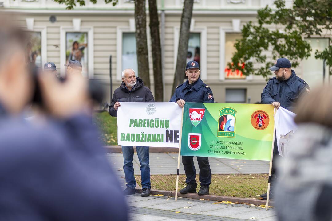 Pareigūnai protestavo prie Vyriausybės