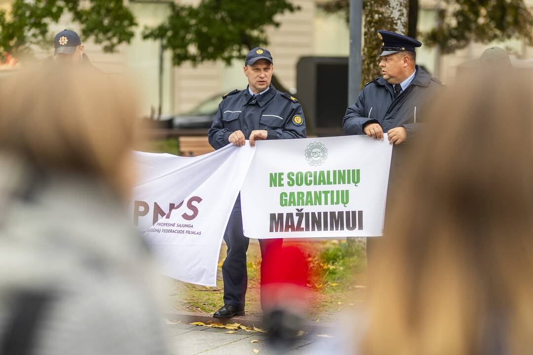 Pareigūnai protestavo prie Vyriausybės