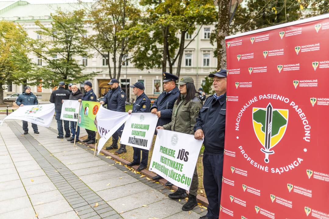 Pareigūnai protestavo prie Vyriausybės