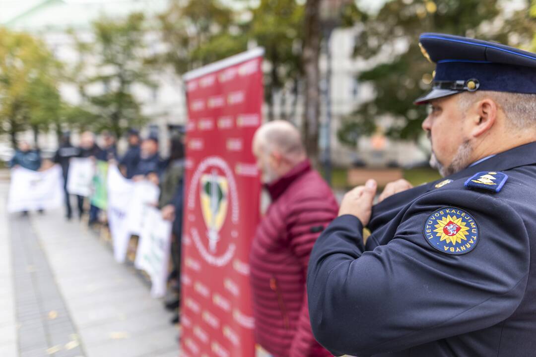 Pareigūnai protestavo prie Vyriausybės