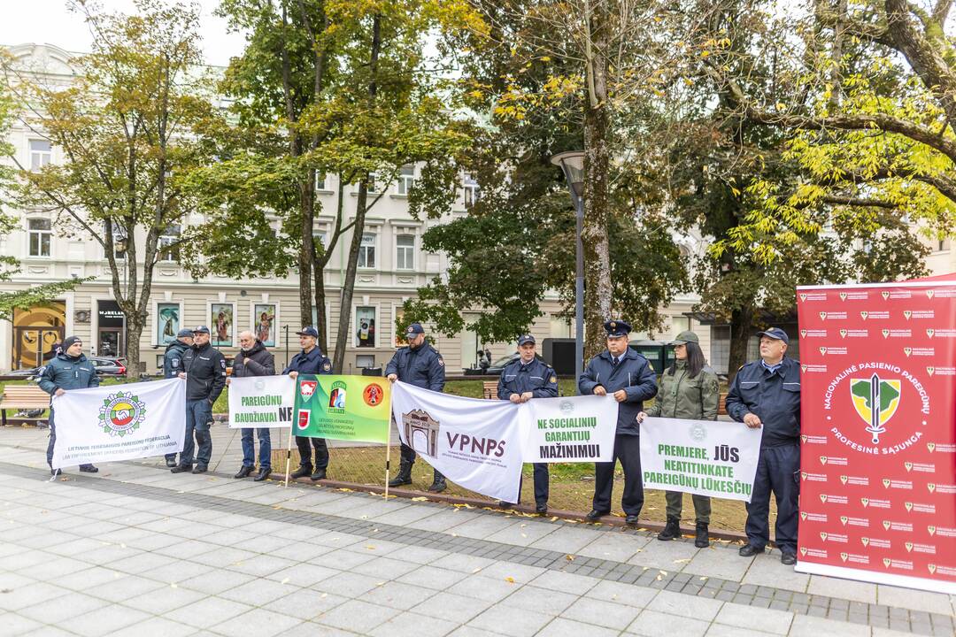 Pareigūnai protestavo prie Vyriausybės