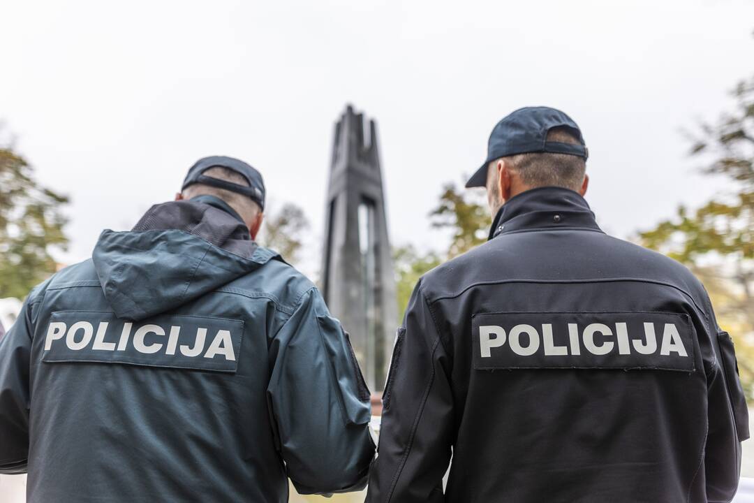 Pareigūnai protestavo prie Vyriausybės