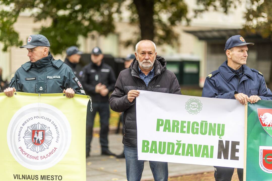 Pareigūnai protestavo prie Vyriausybės
