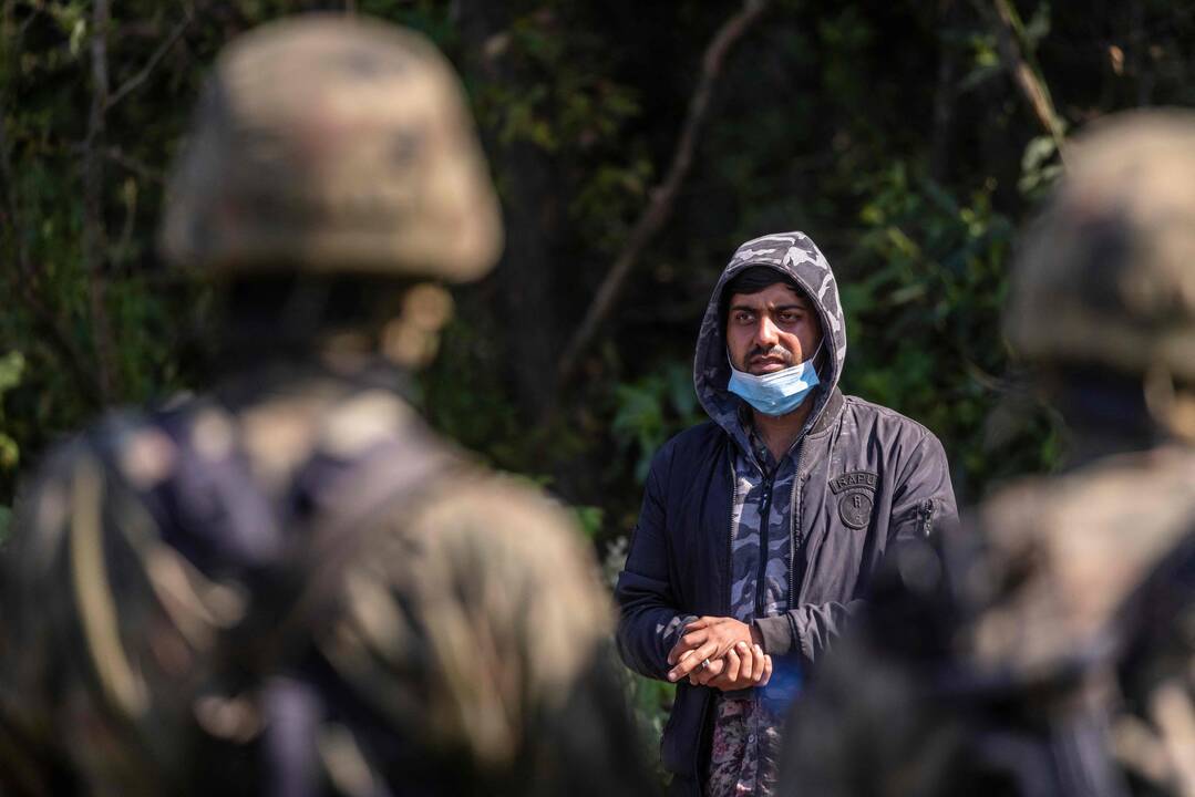Prie sienos su Baltarusija įstrigę migrantai – Lenkijos ryžto išbandymas