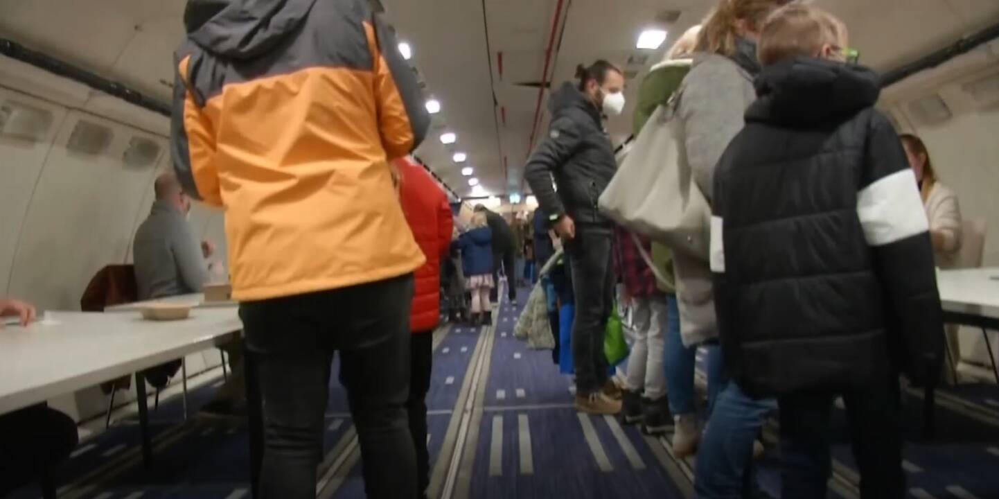 Sugalvojo atrakciją: vaikus nuo COVID-19 skiepija lėktuve