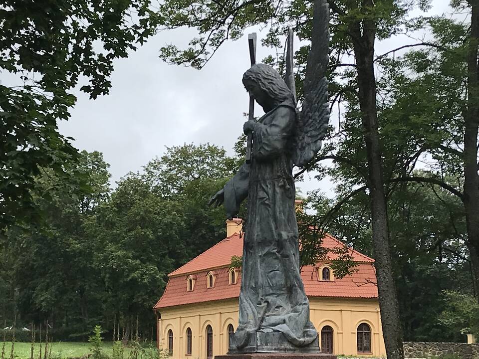 Vaizdas: Liubavas – vienas seniausių ir romantiškiausių Lietuvos dvarų, įsikūręs vaizdingoje vietovėje prie Gerėjos upės, dabar vadinamos Žalesa. (vaizdas iš viršaus)