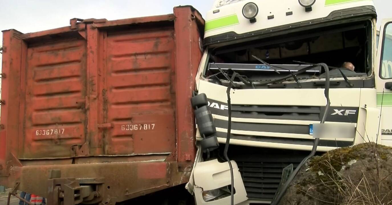 Įmonės teritorijoje Vilniuje susidūrė šilumvežis ir krovininis automobilis