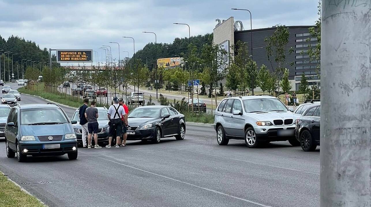 Trijų automobilių avarija vilniečius ilgam įklampino spūstyje