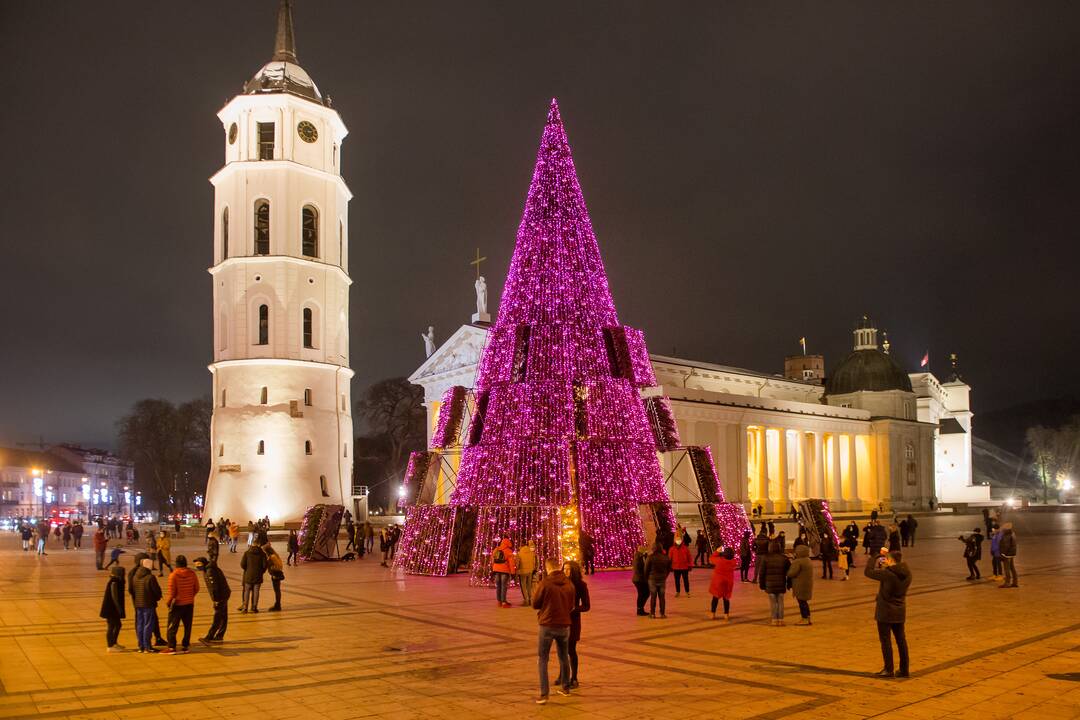 Vilniaus siurrealistinė Kalėdų eglė neatsigina dėmesio ir po įžiebimo