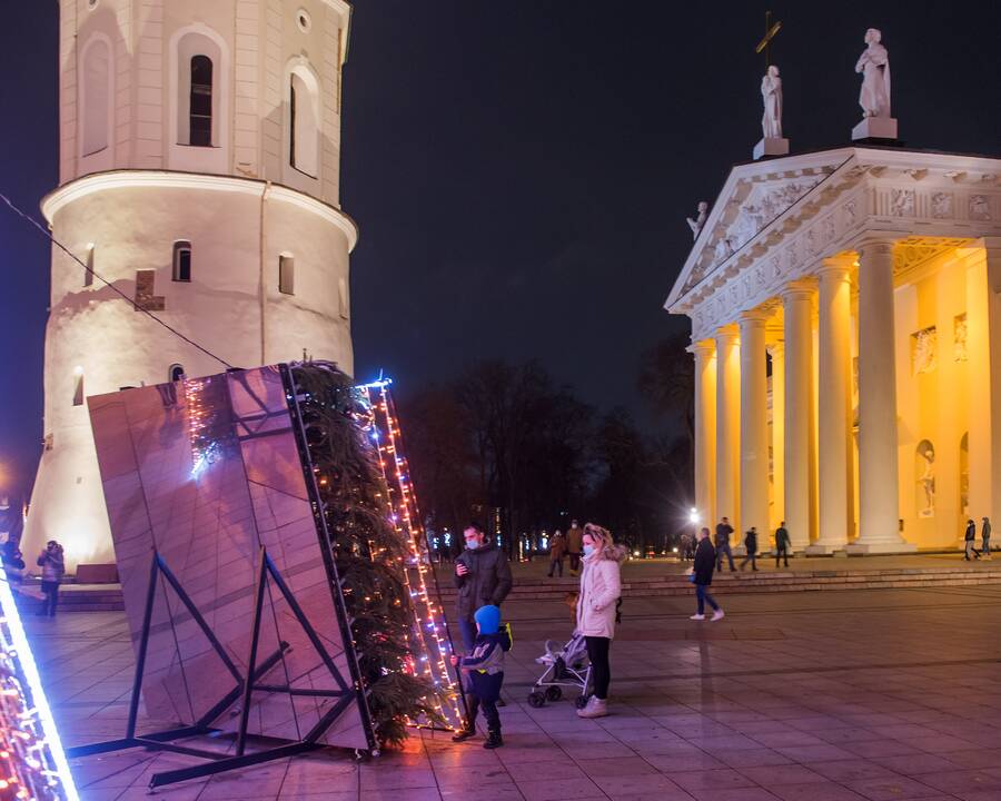 Vilniaus siurrealistinė Kalėdų eglė neatsigina dėmesio ir po įžiebimo