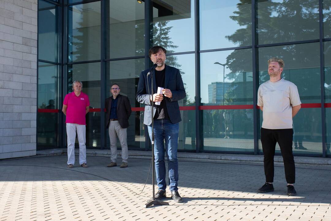 Akcentai: vitrinose įrengti dizaino objektai tapo tarsi nemokama paroda po atviru dangumi.