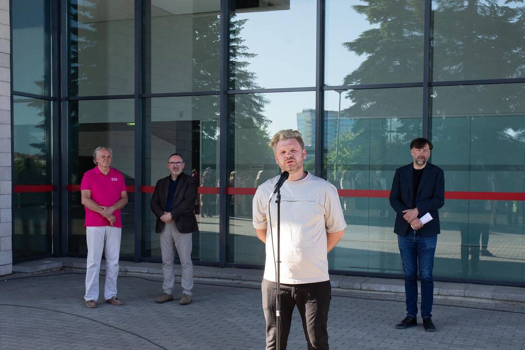 Akcentai: vitrinose įrengti dizaino objektai tapo tarsi nemokama paroda po atviru dangumi.