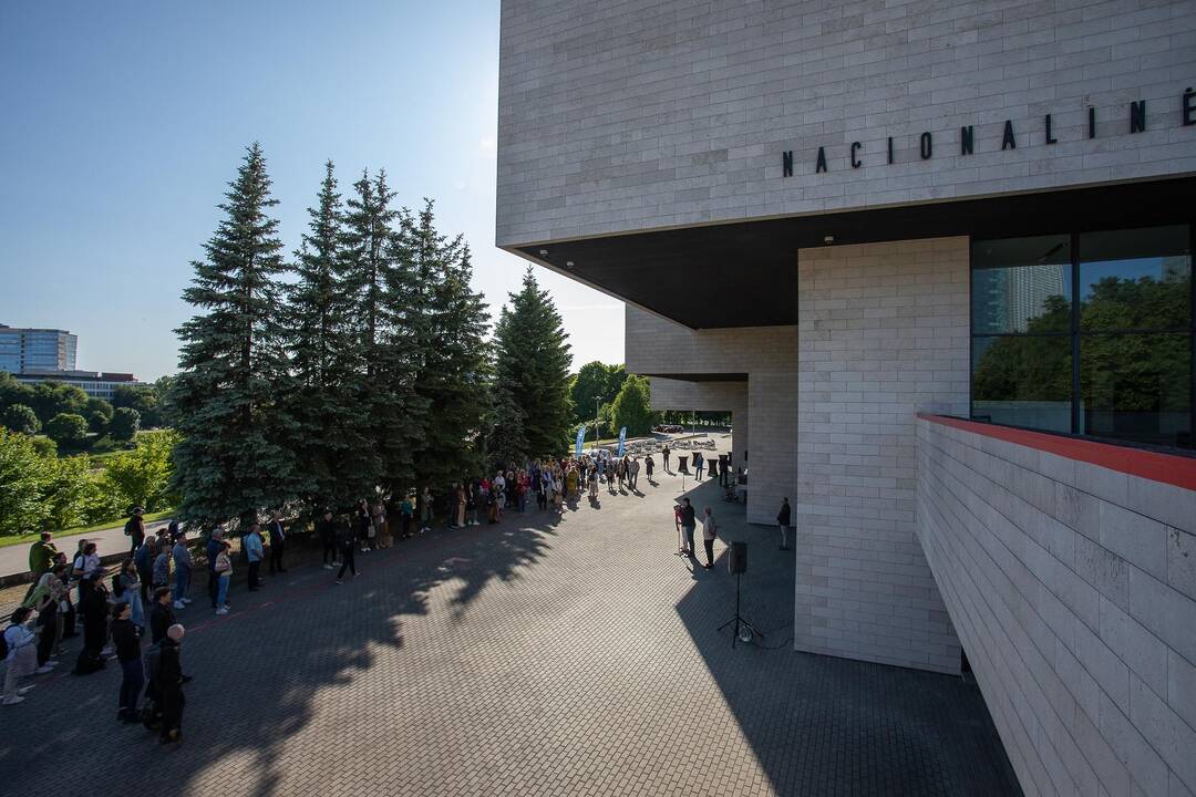 Akcentai: vitrinose įrengti dizaino objektai tapo tarsi nemokama paroda po atviru dangumi.