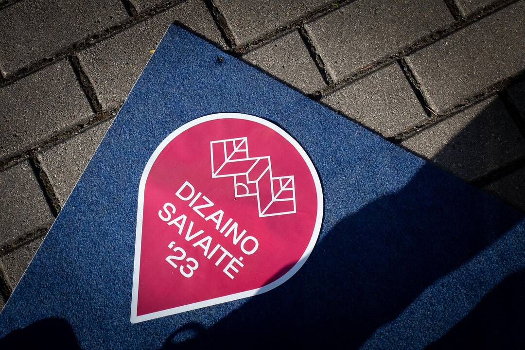 Akcentai: vitrinose įrengti dizaino objektai tapo tarsi nemokama paroda po atviru dangumi.