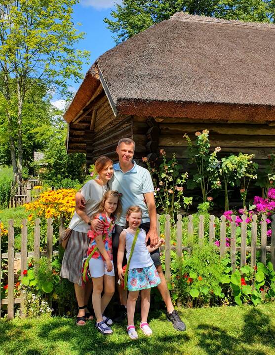 Komanda: mama Laura, vyresnėlė dukra Elenytė, tėtis Andrius ir mažoji Adelė visada turi ką veikti. Todėl karantinas šios šeimos nevaržo – jie džiaugiasi galėdami daugiau laiko praleisti drauge.