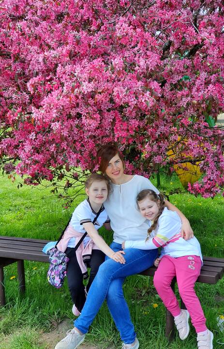 Komanda: mama Laura, vyresnėlė dukra Elenytė, tėtis Andrius ir mažoji Adelė visada turi ką veikti. Todėl karantinas šios šeimos nevaržo – jie džiaugiasi galėdami daugiau laiko praleisti drauge.