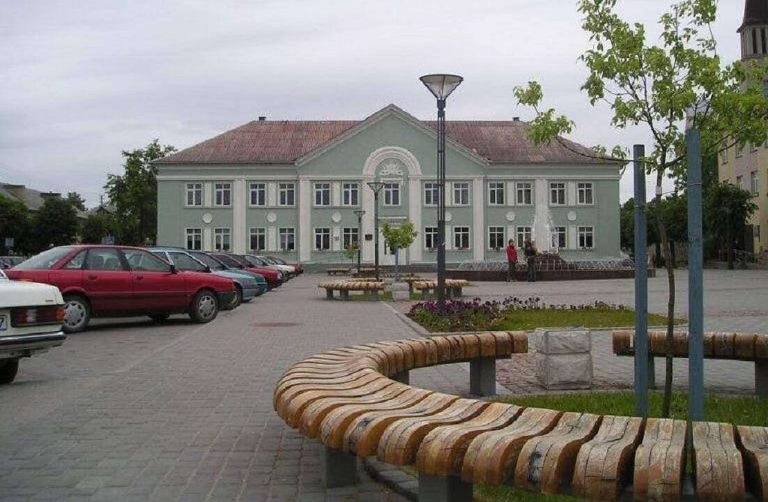 Idėjos: prie Klaipėdos rajono savivaldybės esanti aikštė turėtų pasikeisti, Gargždai neberemontuos senojo fontano, o statys naują.