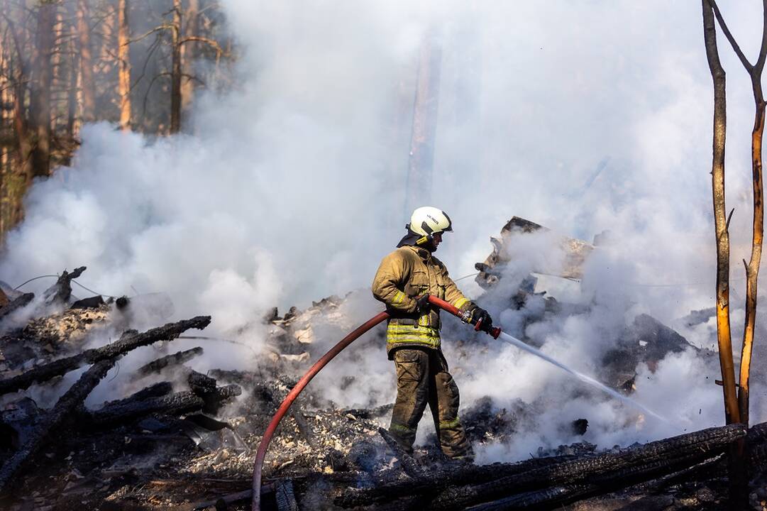 Tragedija Vilniaus rajone: per gaisrą vagonėlyje žuvo jame gyvenęs vienišas žmogus