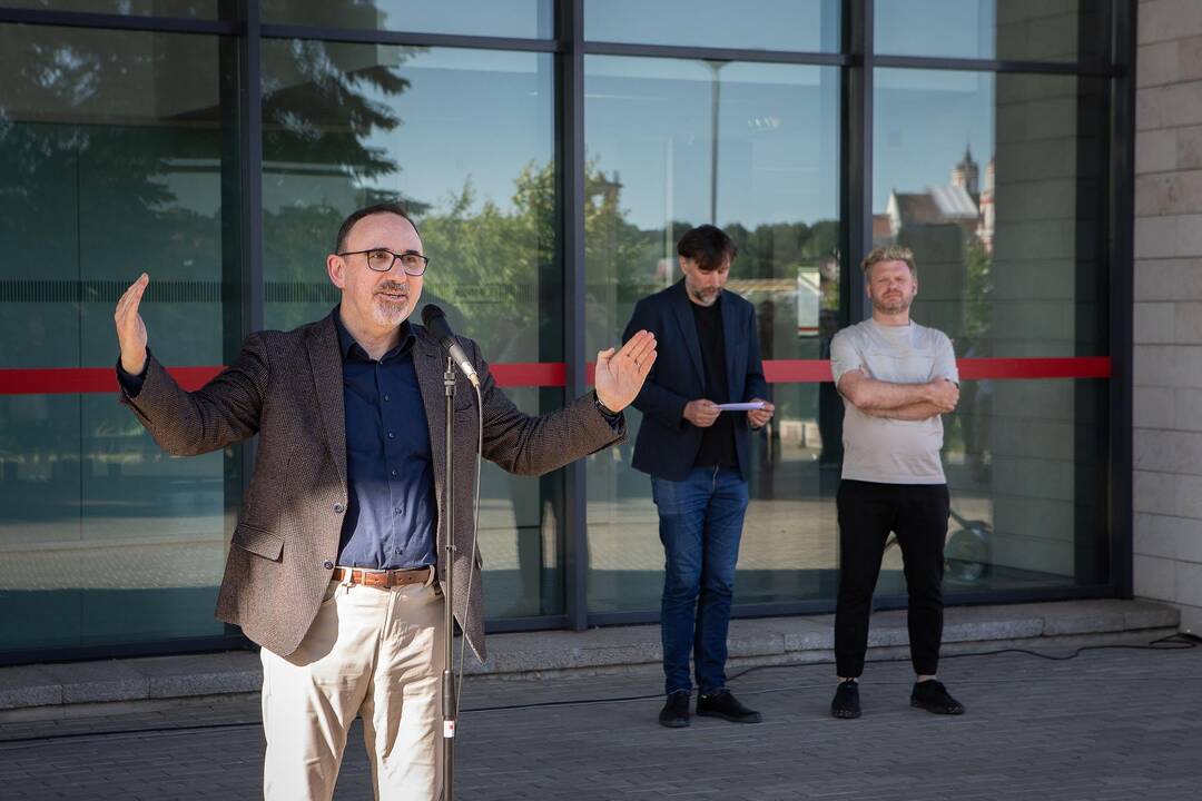 Akcentai: vitrinose įrengti dizaino objektai tapo tarsi nemokama paroda po atviru dangumi.