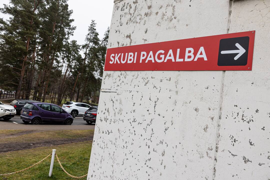 Nelaimė Alytaus rajone: vyrui kasant griovį ant jo užvirto žemės