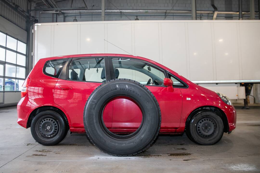 Investicijos: nedidelį automobiliuką galima įsigyti už ir už kelis tūkstančius eurų, o naujo vilkiko kaina siekia 100 tūkst. eurų.
