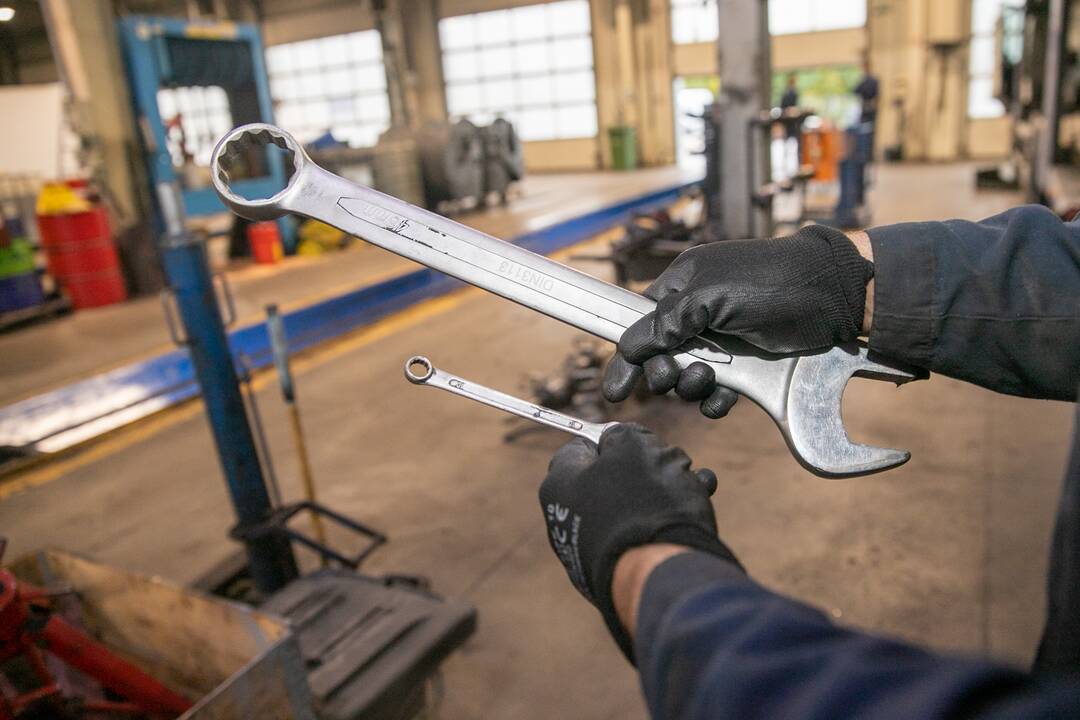 Investicijos: nedidelį automobiliuką galima įsigyti už ir už kelis tūkstančius eurų, o naujo vilkiko kaina siekia 100 tūkst. eurų.