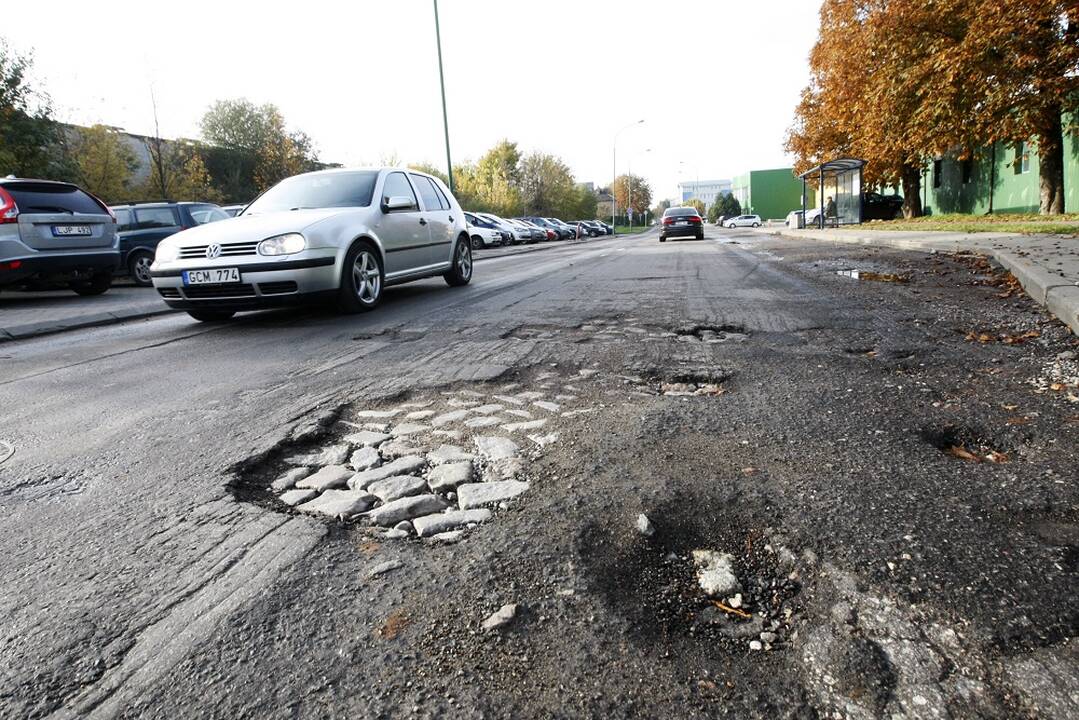 Apimtys: vien nuo 2022-ųjų pradžios Kaune jau užlopyta per 2 tūkst. įvairaus dydžio avarinių duobių, o Klaipėdoje – apie 400 kv. m.