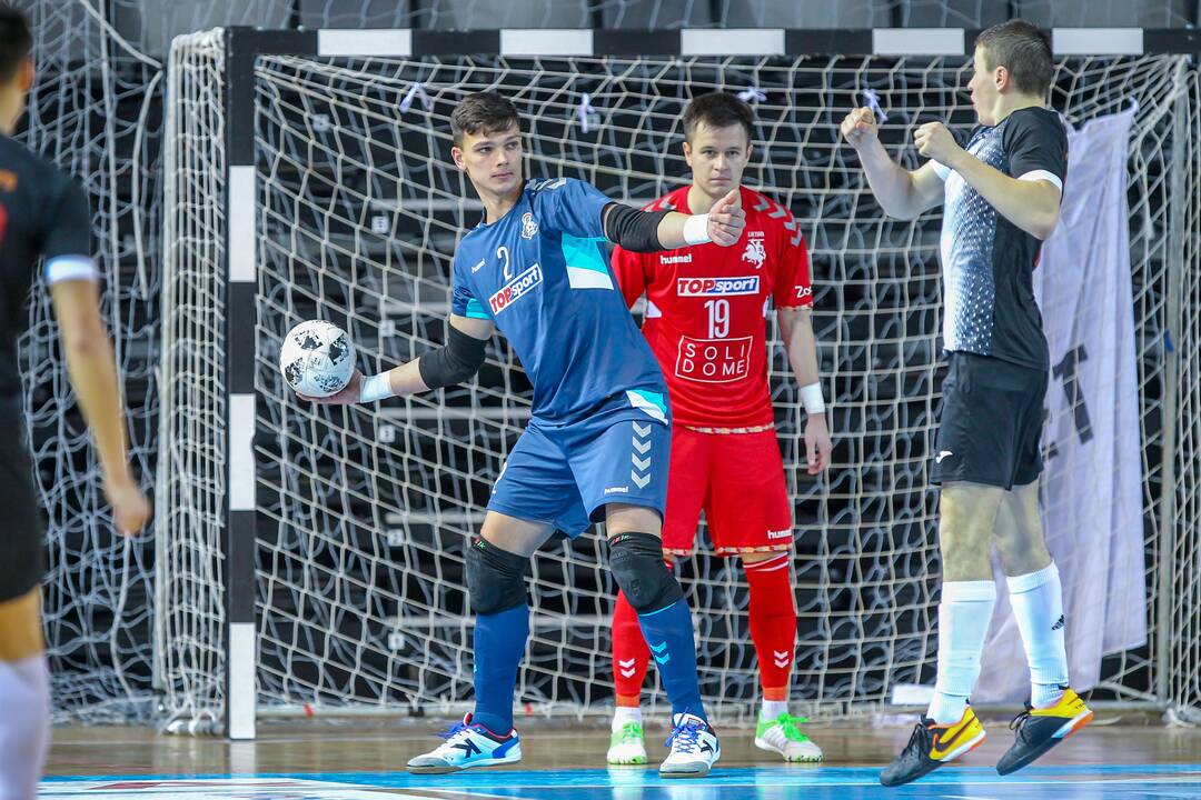 Karjera: Kauno žalgirietis E.Macenis (su kamuoliu) jau žaidė Lietuvos salės futbolo rinktinėje.