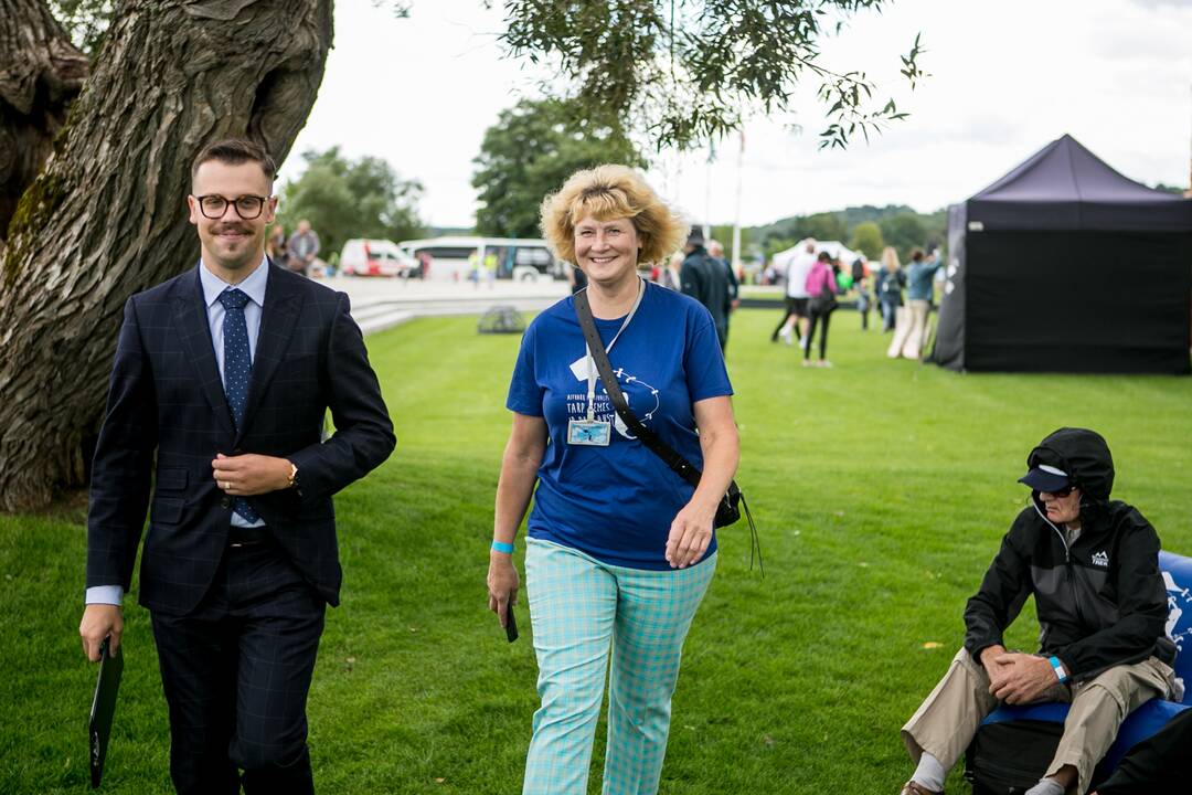 Įvairovė: susirinkusiuosius žavėjo skirtingo dydžio ir formų aitvarai.