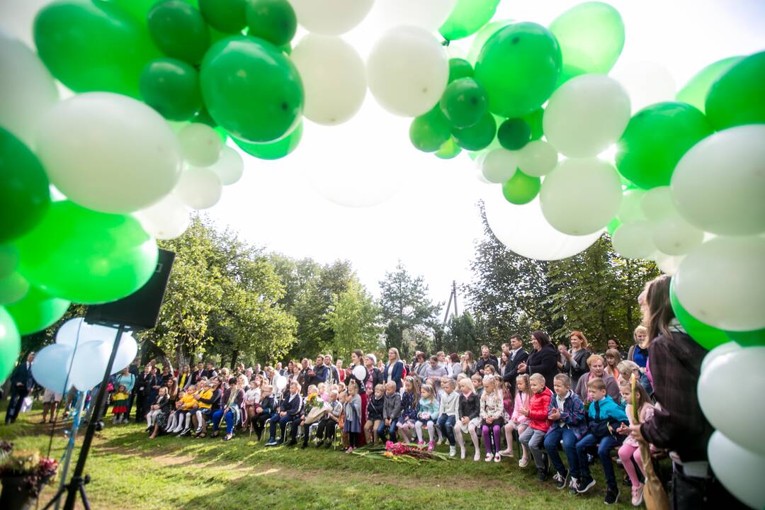 Naujakuriai: rekonstruojamame Ramučių kultūros centre įkurtuvės švęstos keturiose pradinės mokyklos klasėse, ikimokyklinukų grupėje ir bibliotekoje.