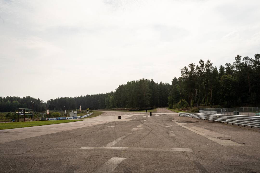 Pavojinga: nepaisant daugiau kaip prieš metus pasirašyto „Nemuno žiedo“ atnaujinimo memorandumo, pokyčių nematyti – trasos danga lieka apgailėtinos būklės.